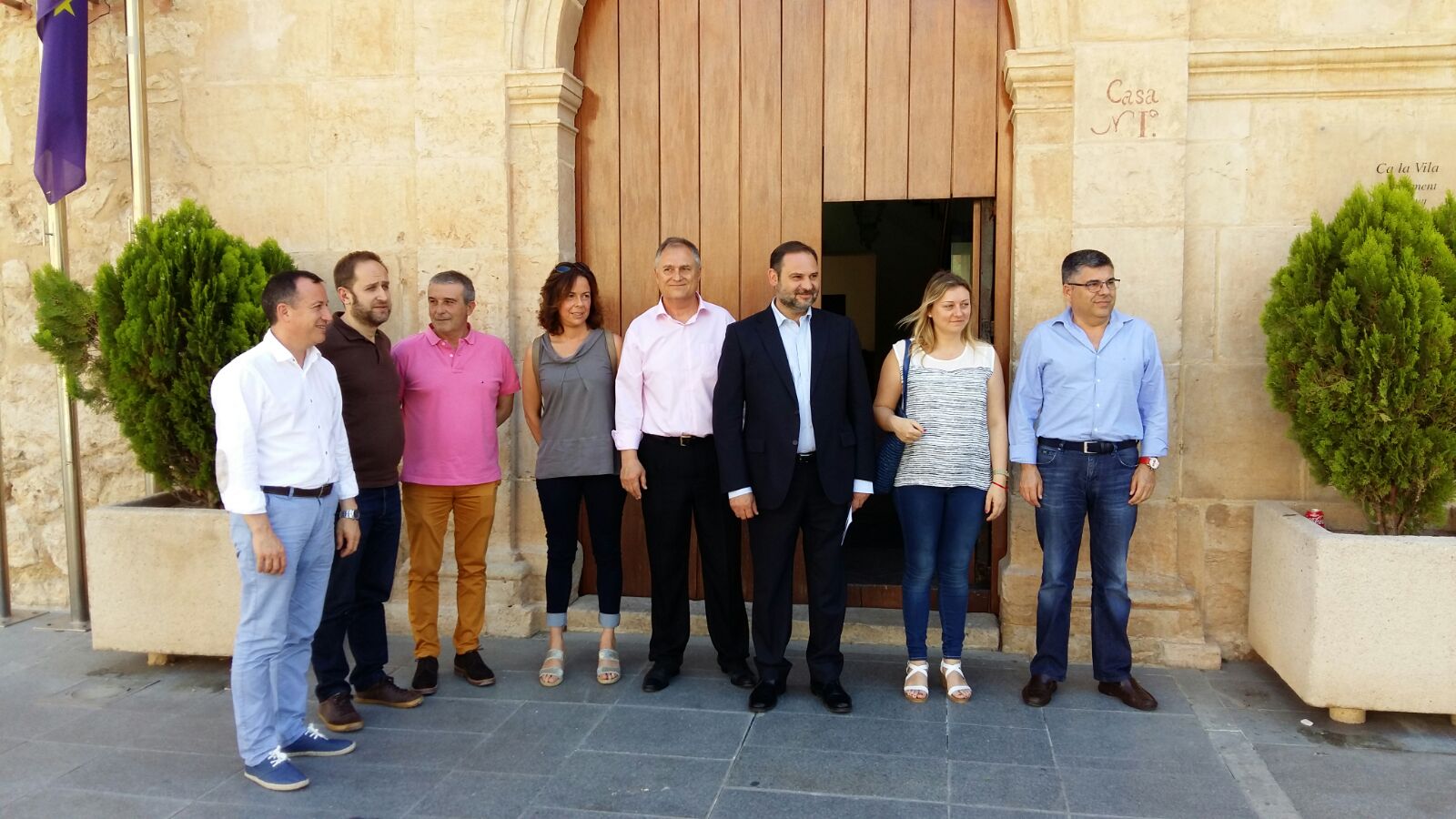 El Secretario General del PSPV de la Provincia de Valencia, José Luis Ábalos, en Llíria. Los socialistas edetanos han compartido con Ábalos las potenciales posibilidades de empleabilidad y desarrollo económico de la comarca con la consecución de este proyecto. En la misma línea, Ábalos se ha referido a la puesta en marcha del Plan de Rehabilitación y Renovación Urbanas, el convenio entre Llíria, la Generalitat y el gobierno central por el que se van a invertir 4,6 millones de euros en actuaciones necesarias para la recuperación de barrios y, por extensión, la reducción de desigualdades crónicas entre zonas emblemáticas del casco urbano. “Es imprescindible persistir en la línea de trabajo que se empezó a desarrollar hace un año, porque ante los vecinos no valen las promesas, sino los hechos, y en este sentido los socialistas de Llíria sois un ejemplo”, ha insistido Ábalos, defendiendo el trabajo realizado por los socialistas edetanos.
