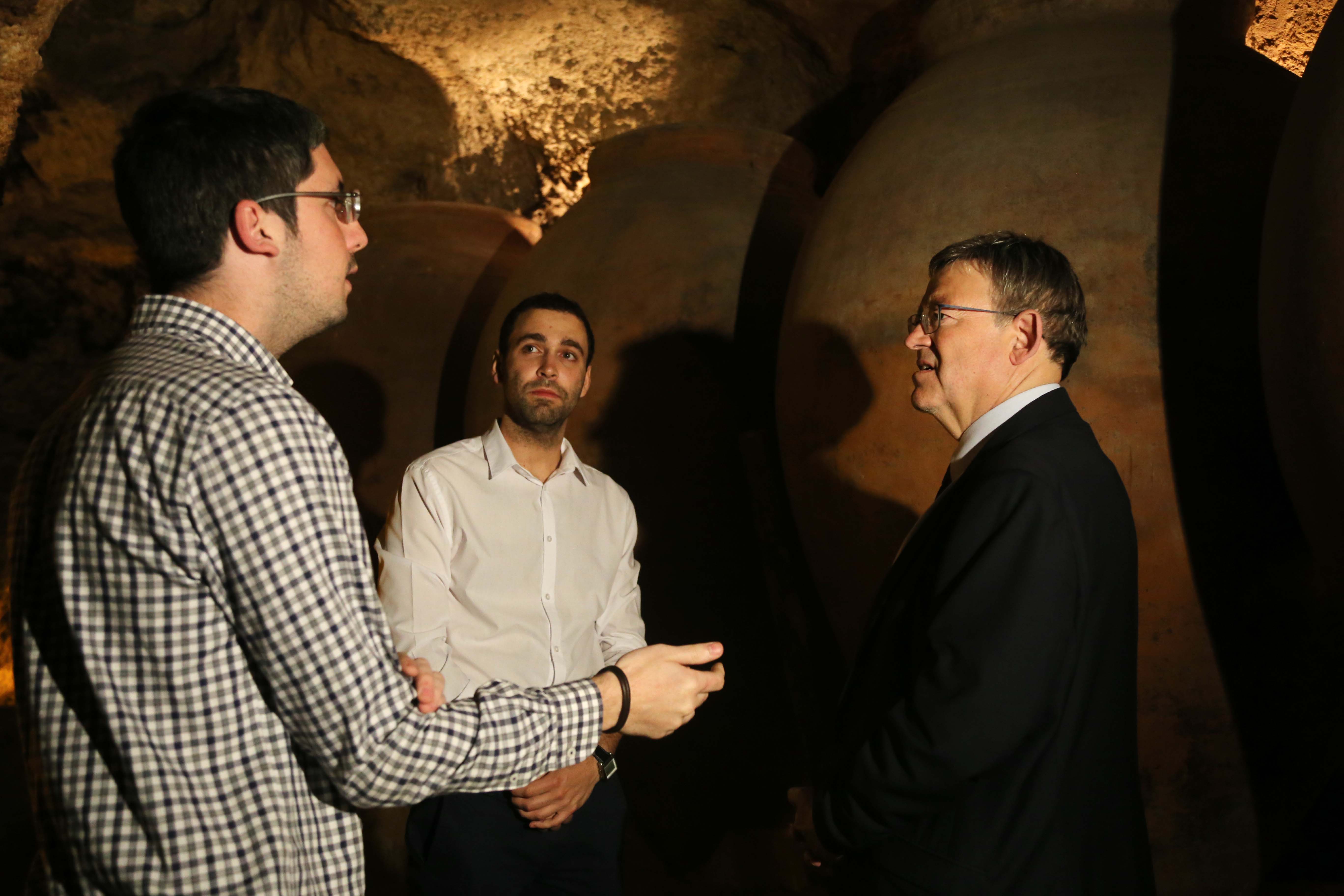 Ximo Puig durante su visita las Cuevas de la Villa de Requena.