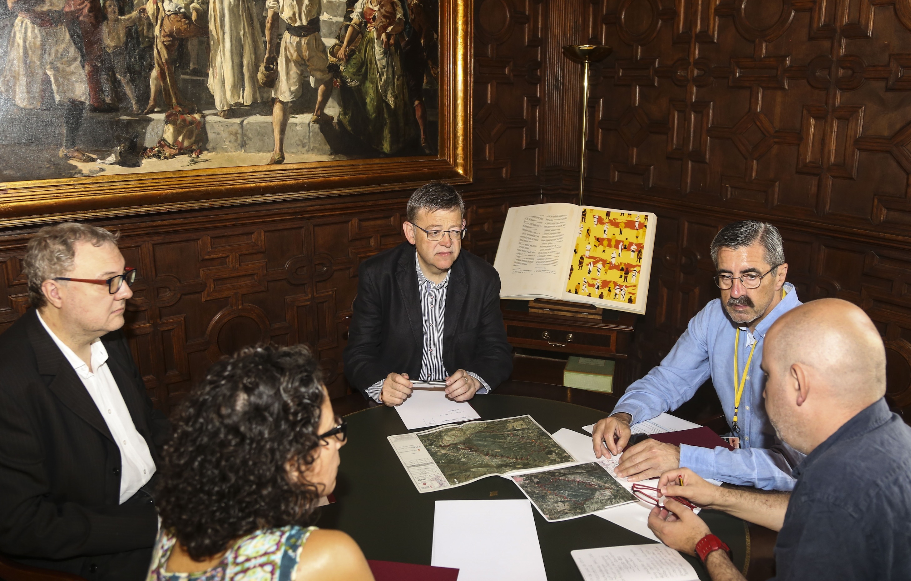 El president de la Generalitat durante una última reunión de coordinación.