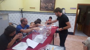 El alcalde de Buñol, Rafa Pérez (EU) en el momento de ejercer su voto.