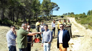 El presidente de la Diputación durante su visita a los brigadistas en Requena.