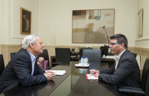 El presidente de la Diputación, Jorge Rodríguez, con el alcalde de Villargordo del Cabriel, Francisco Nuévalos.