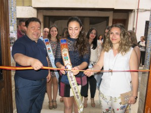 bousturis La Reina de las Fiestas, Paula Esteve, acompañada por su Corte de Honor, inauguró la muestra fotográfica.