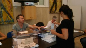 Una ciudadana ejerce su derecho a voto en una de la mesa electoral colocada en el Ayuntamiento de Buñol.