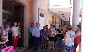 Minuto de silencio por el atentado en Orlando ante las puertas del Ayuntamiento de Turís.