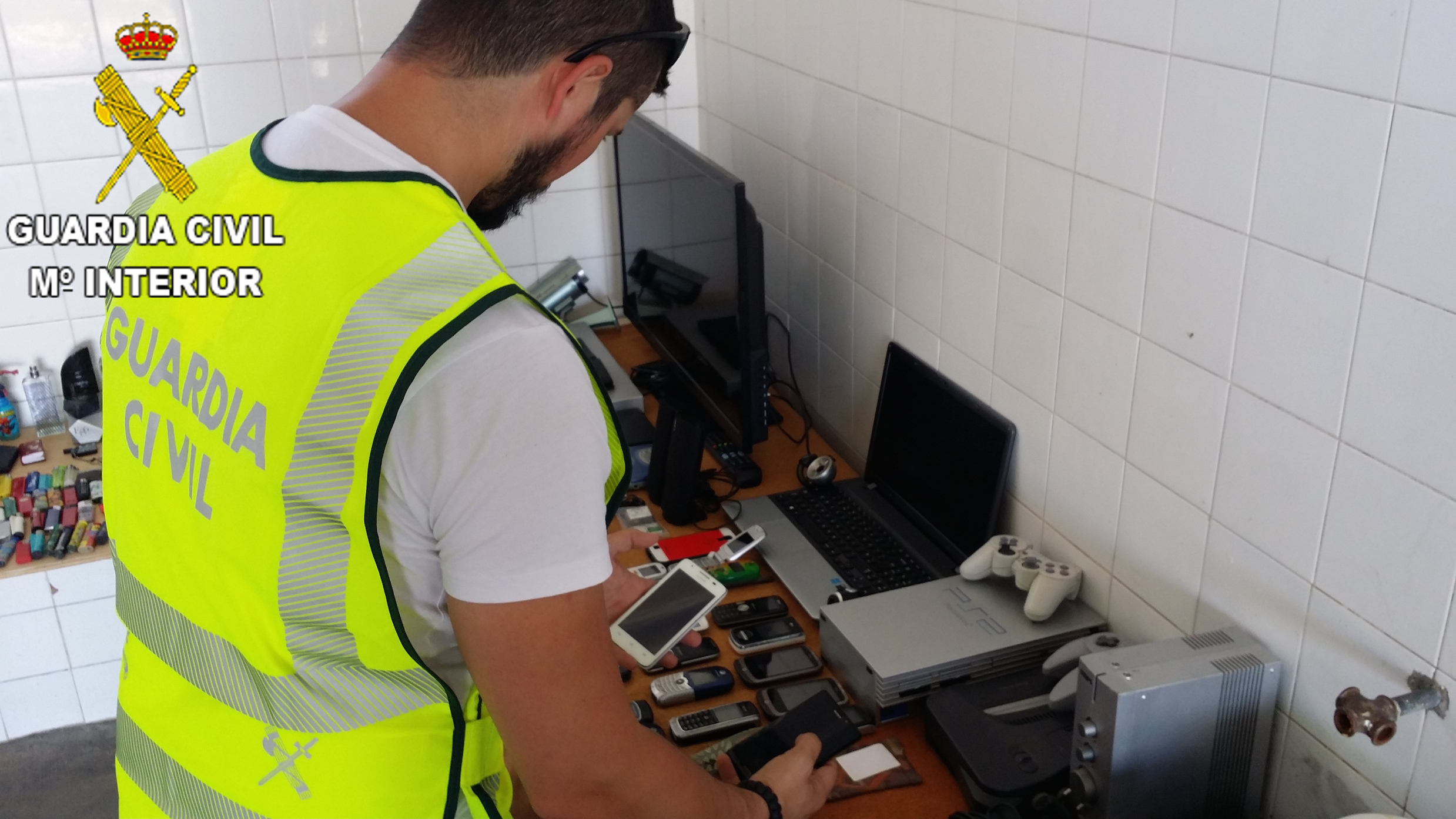 Algunas de las pertenencias recuperadas por la Guardia Civil en Turís.