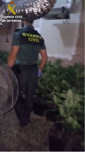 Un agente durante la operación en Monserrat.