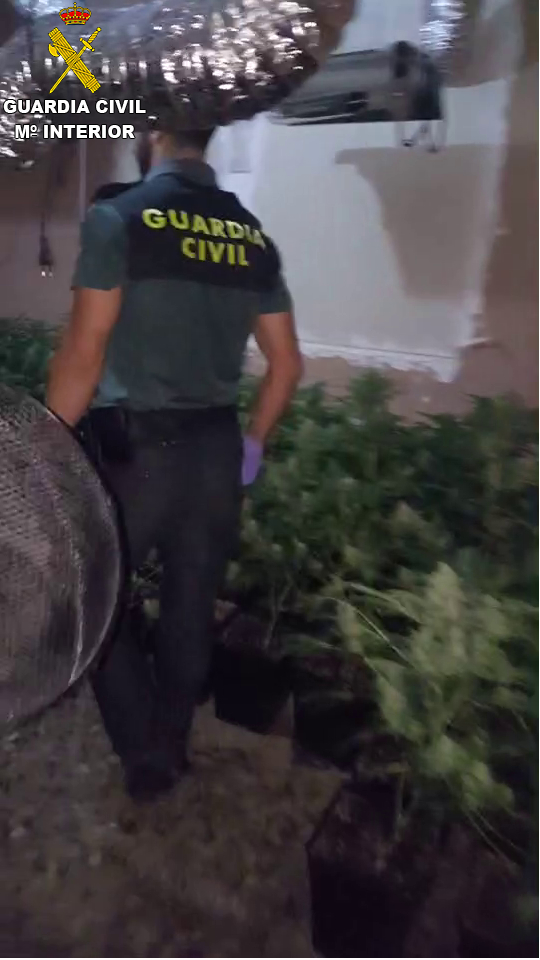 Un agente durante la operación en Monserrat.