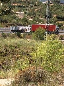 AccidenteCabrera Los dos camiones que se han visto involucrados en el suceso en la A-3.