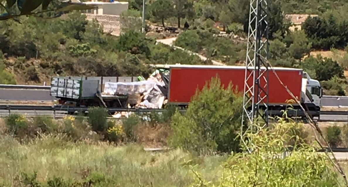 Los dos camiones que se han visto involucrados en el suceso en la A-3.