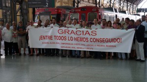 Los alcaldes, alcaldesas y concejales durante su llegada este lunes por la mañana a la Estación del Norte.