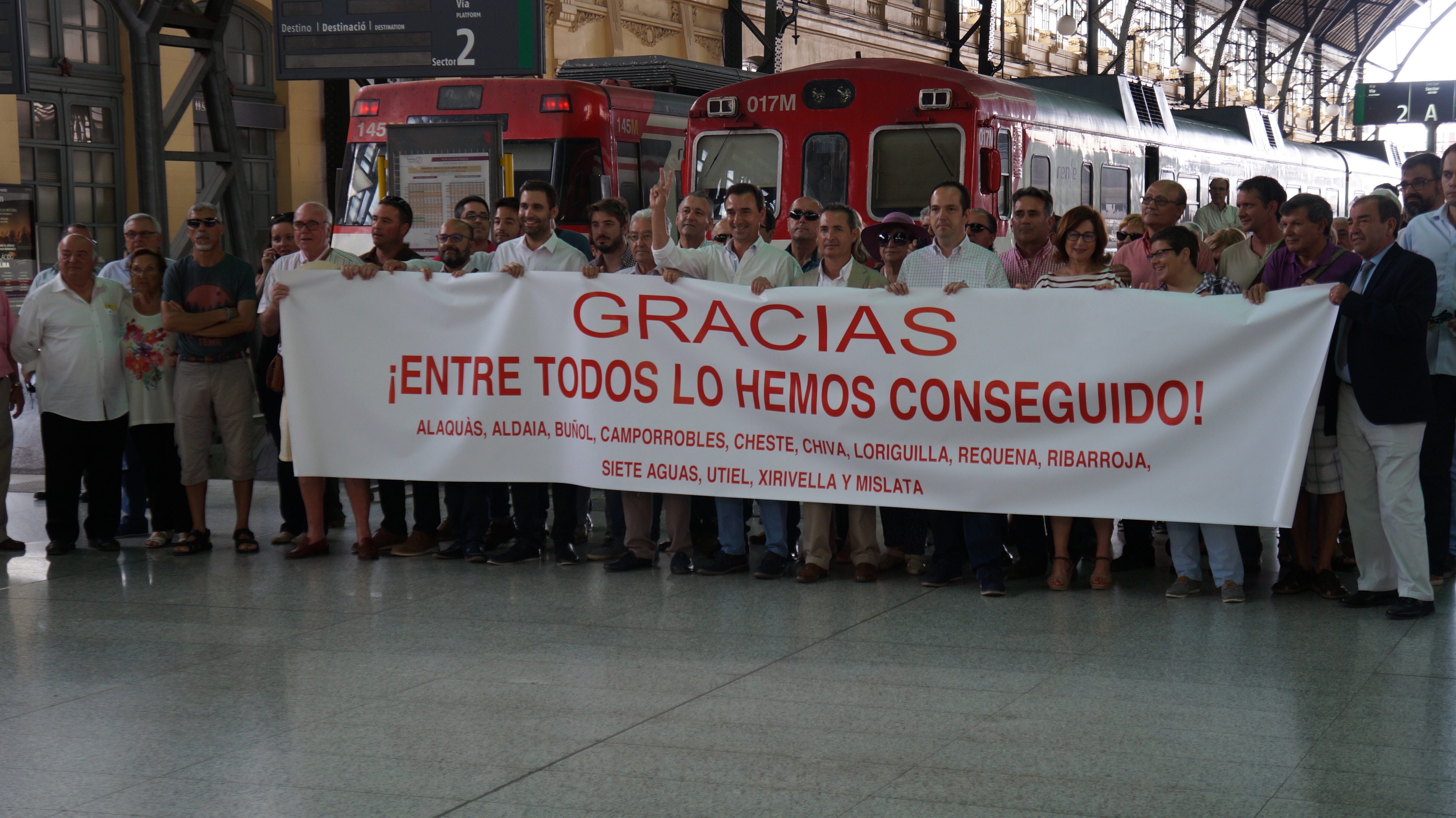 Los alcaldes, alcaldesas y concejales durante su llegada este lunes por la mañana a la Estación del Norte.