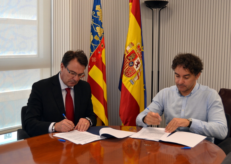 Francisco Potenciano, por el Palau de Les Arts, y Francesc Colomer, durante la firma del acuerdo.