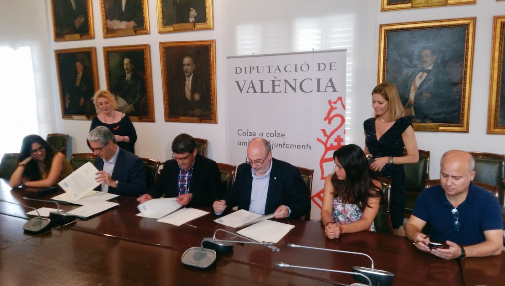 Momento de la firma del acuerdo entre ambas administraciones públicas.