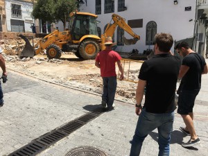 PlazaPueblob El alcalde de Buñol, RAfa Pérez, observa el desarrollo de los trabajos.