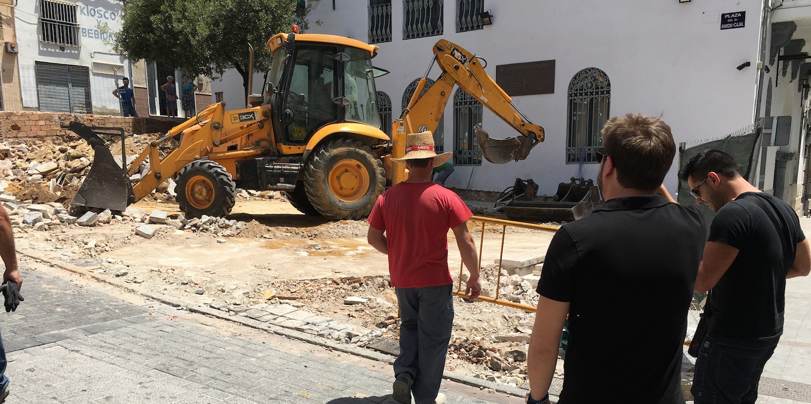 El alcalde de Buñol, RAfa Pérez, observa el desarrollo de los trabajos.
