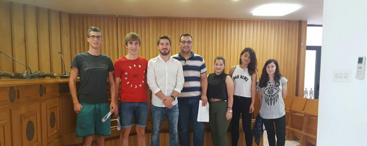 El alcalde de Buñol con los nuevos becarios de La Dipu te beca.