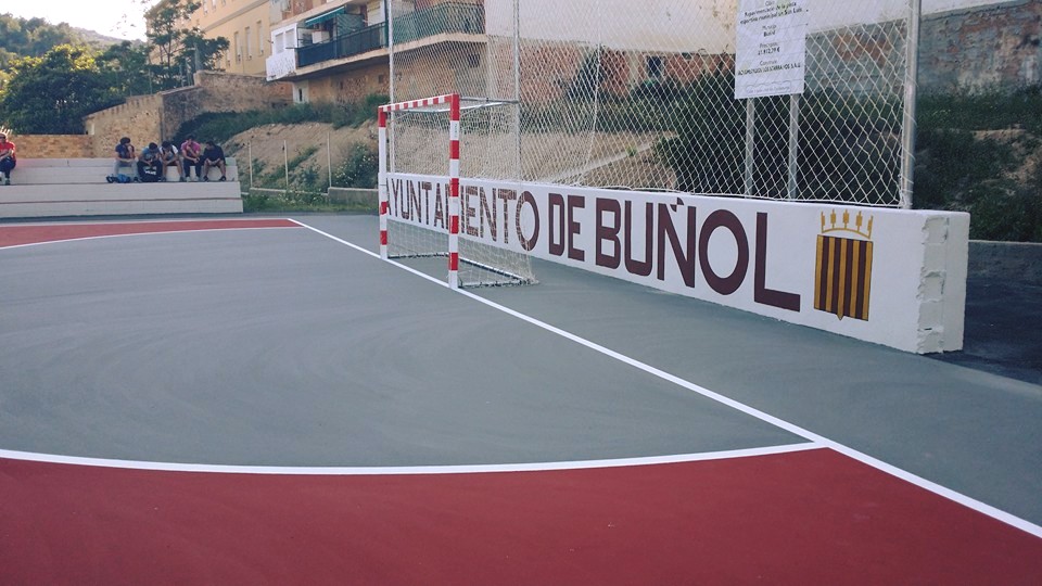 Instalaciones del polideportivo de la piscina municipal de Buñol.