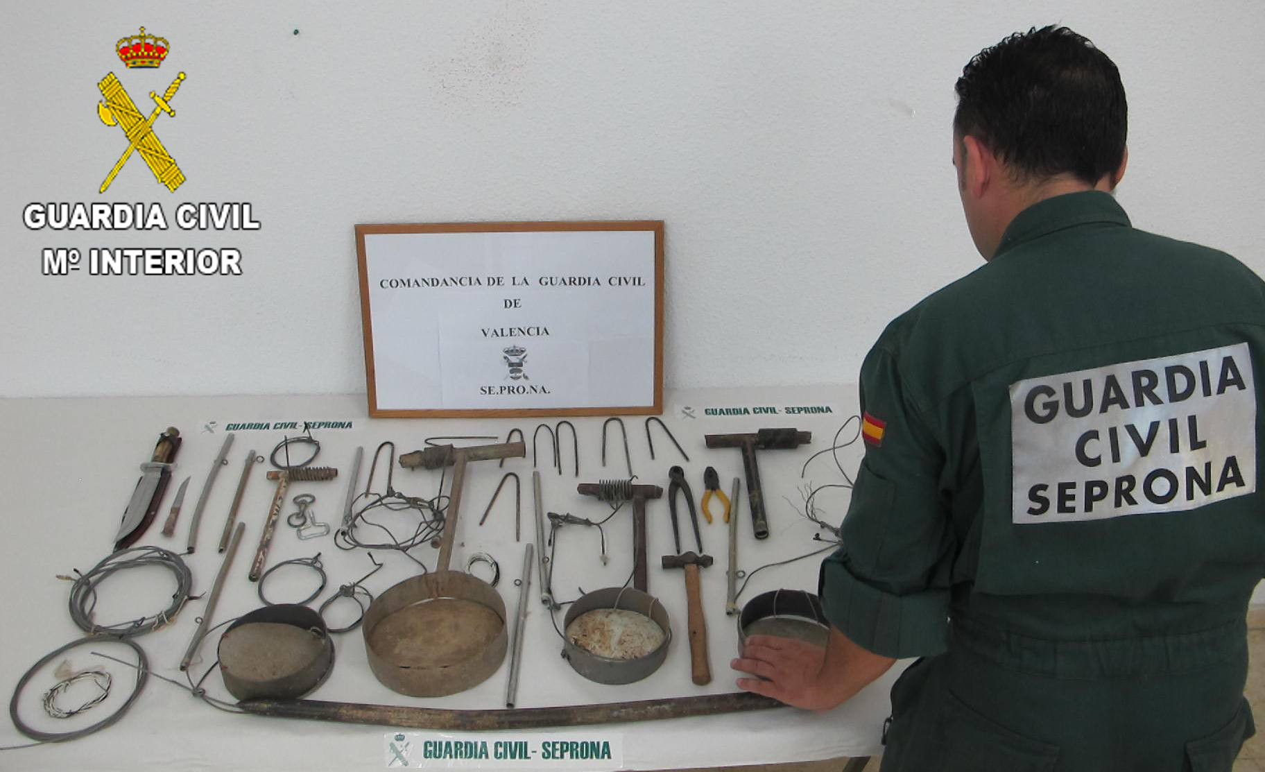 Lazos inacutados por los agentes de la Guardia Civil.