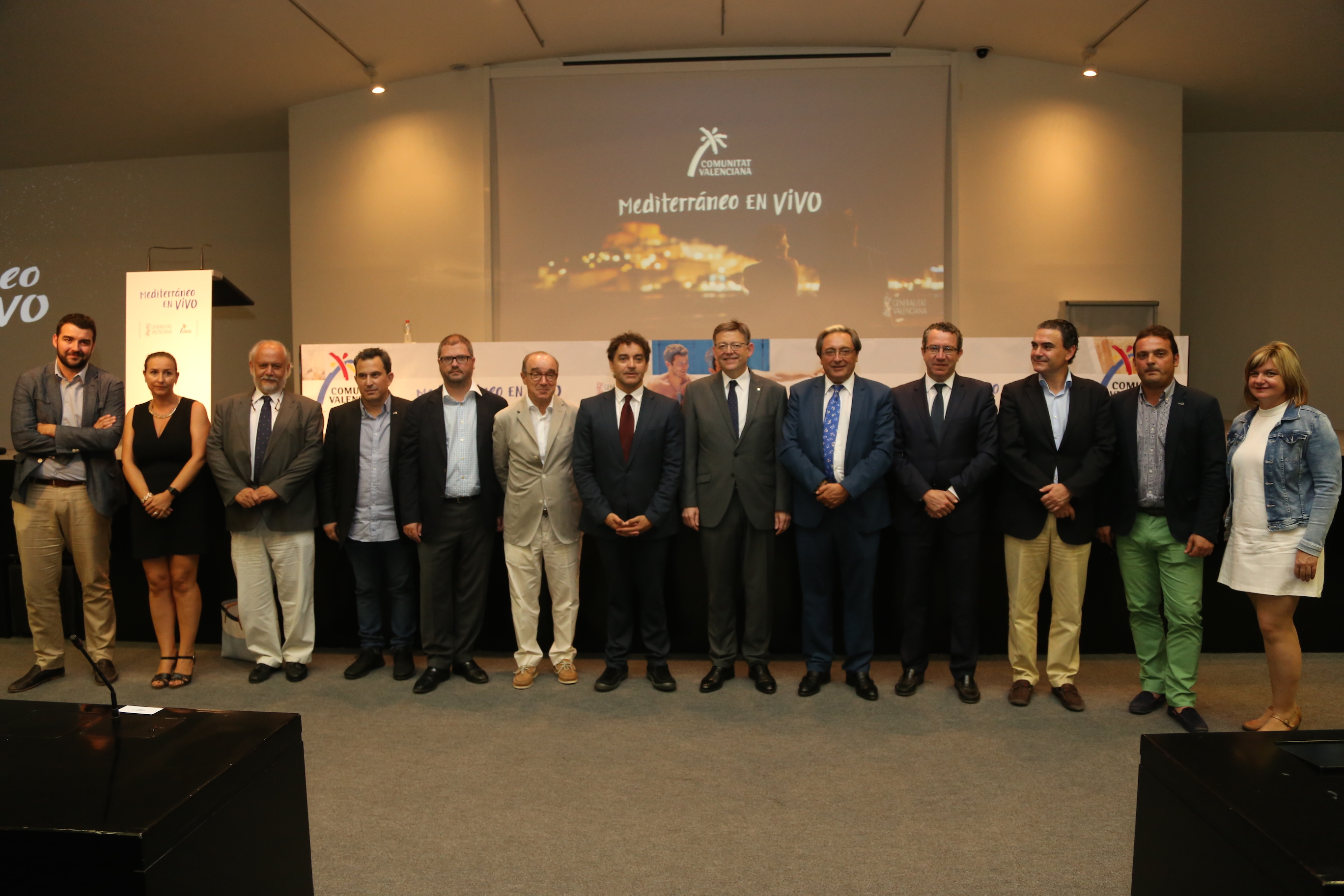 El President de la Generalitat junto con los responsables del área de Turismo de las diferentes administraciones de la Comunitat.