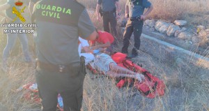 Lliria-rescate Momento en el que la Guardia Civil realizó el rescate en la acequia de Llíria.