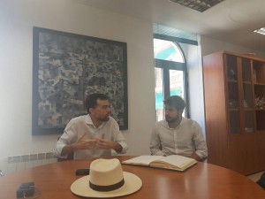 Antonio Maíllo con el alcalde de Buñol en su despacho de la localidad.