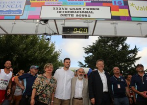 Ximo Puig da el pistoletazo de salida al Gran Fondo Internacional de Siete Aguas.