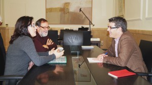 Jorge Rodríguez con la alcaldesa de Sinarcas, en una reunión para conocer la situación del municipio.