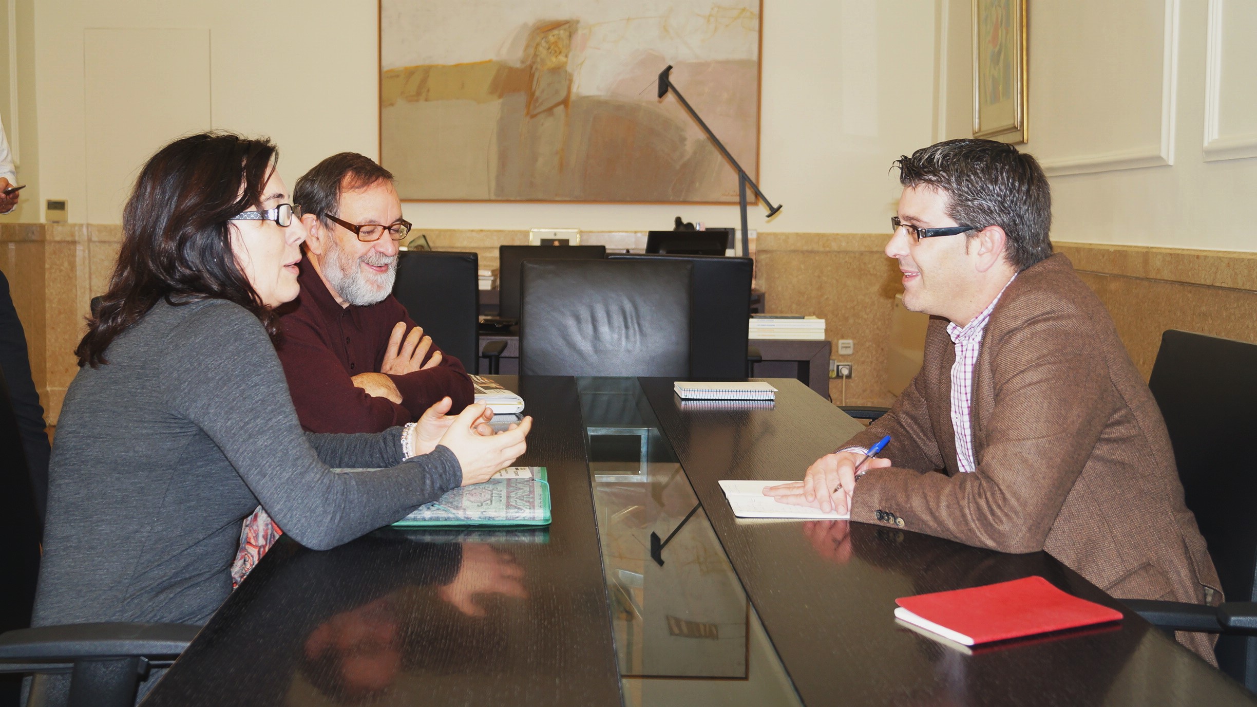 Jorge Rodríguez con la alcaldesa de Sinarcas, en una reunión para conocer la situación del municipio.