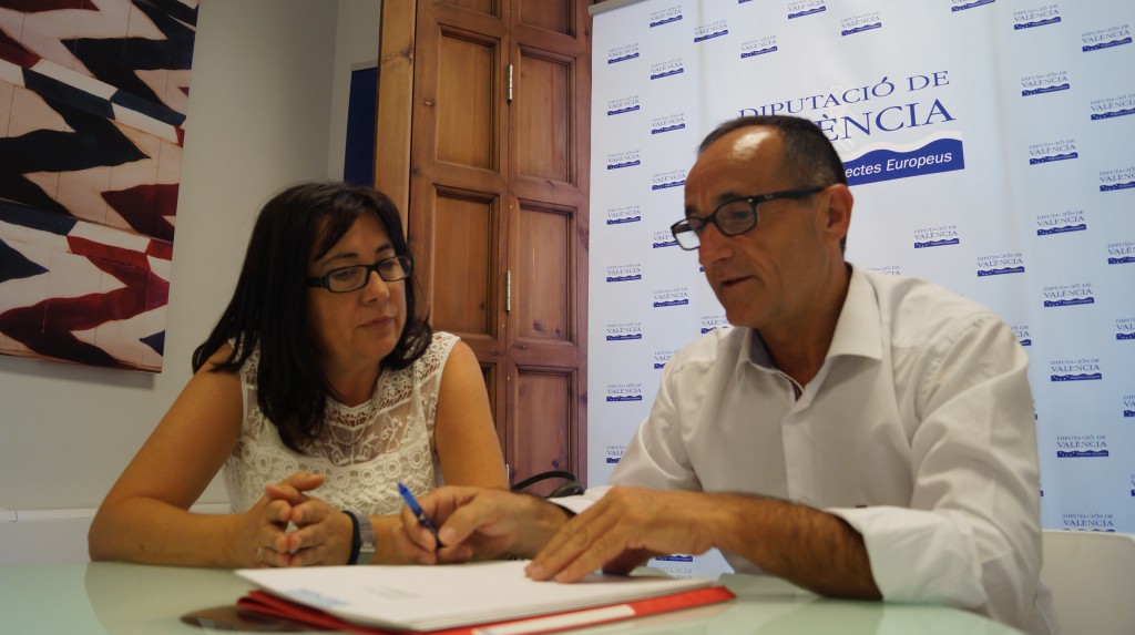 El diputado Bartolomé Nofuentes con la alcaldesa de Sinarcas.