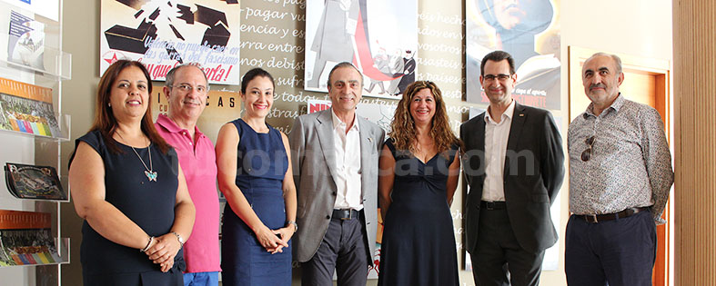 Autoridades locales e invitados en la inauguración de la muestra.
