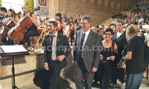 El alcalde de Buñol, Rafa Pérez, acompaña al President de la Generalitat, Ximo Puig, a su entrada al auditorio de Buñol.
