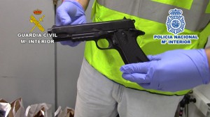 oncerobos Un arma incautada por los agentes en el registro del domicilio de La Pobla.