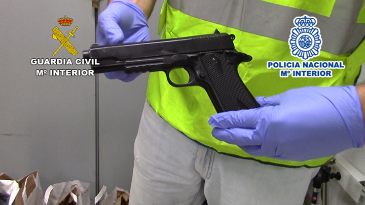Un arma incautada por los agentes en el registro del domicilio de La Pobla.