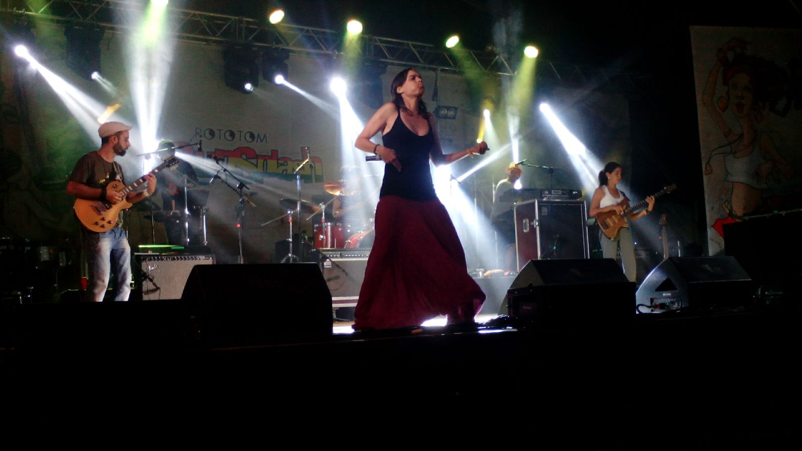 Actuación de Candela Roots en el Rototom.