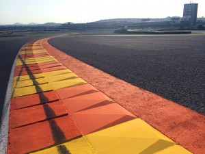 CircuitoCheste El Circuit decora les seues escapatòries i reasfalta la recta de meta.