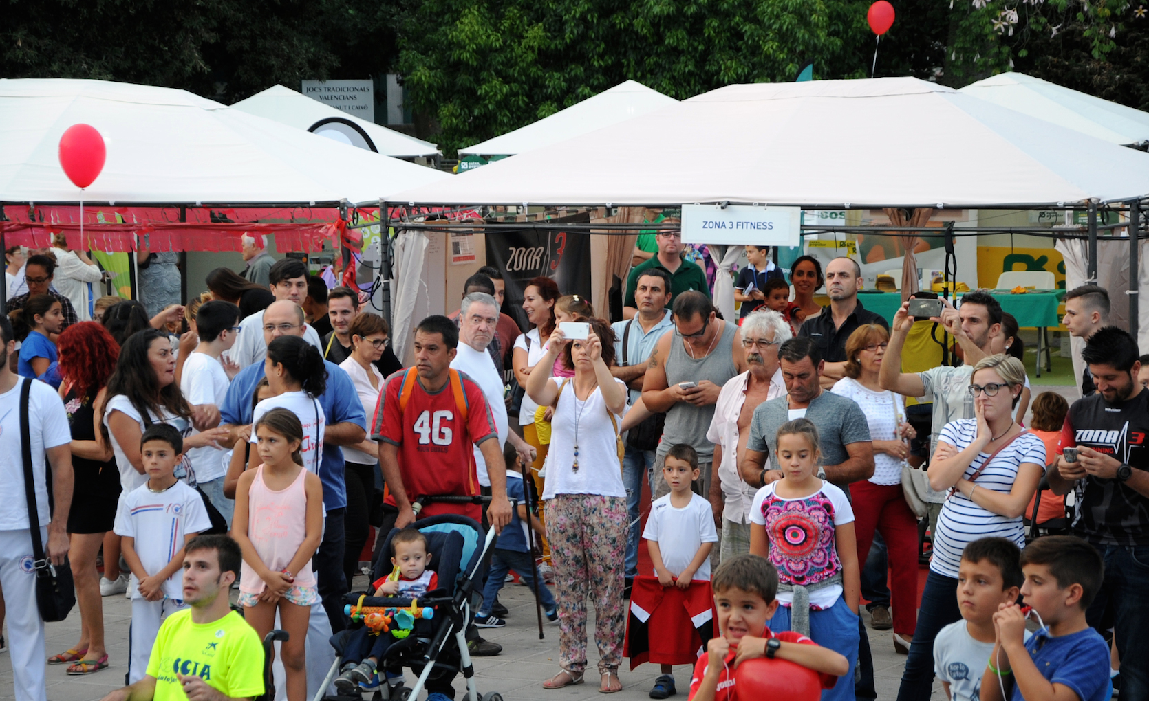 El Parc Municipal de la Pobla de Vallbona s'ha convertit durant el cap de setmana en un aparador del comerç i les associacions del municipi.