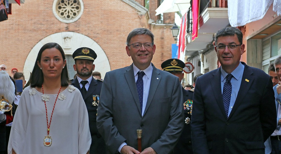 El President ha acompañado a la patrona del municipio en una procesión hasta la Plaza Mayor.