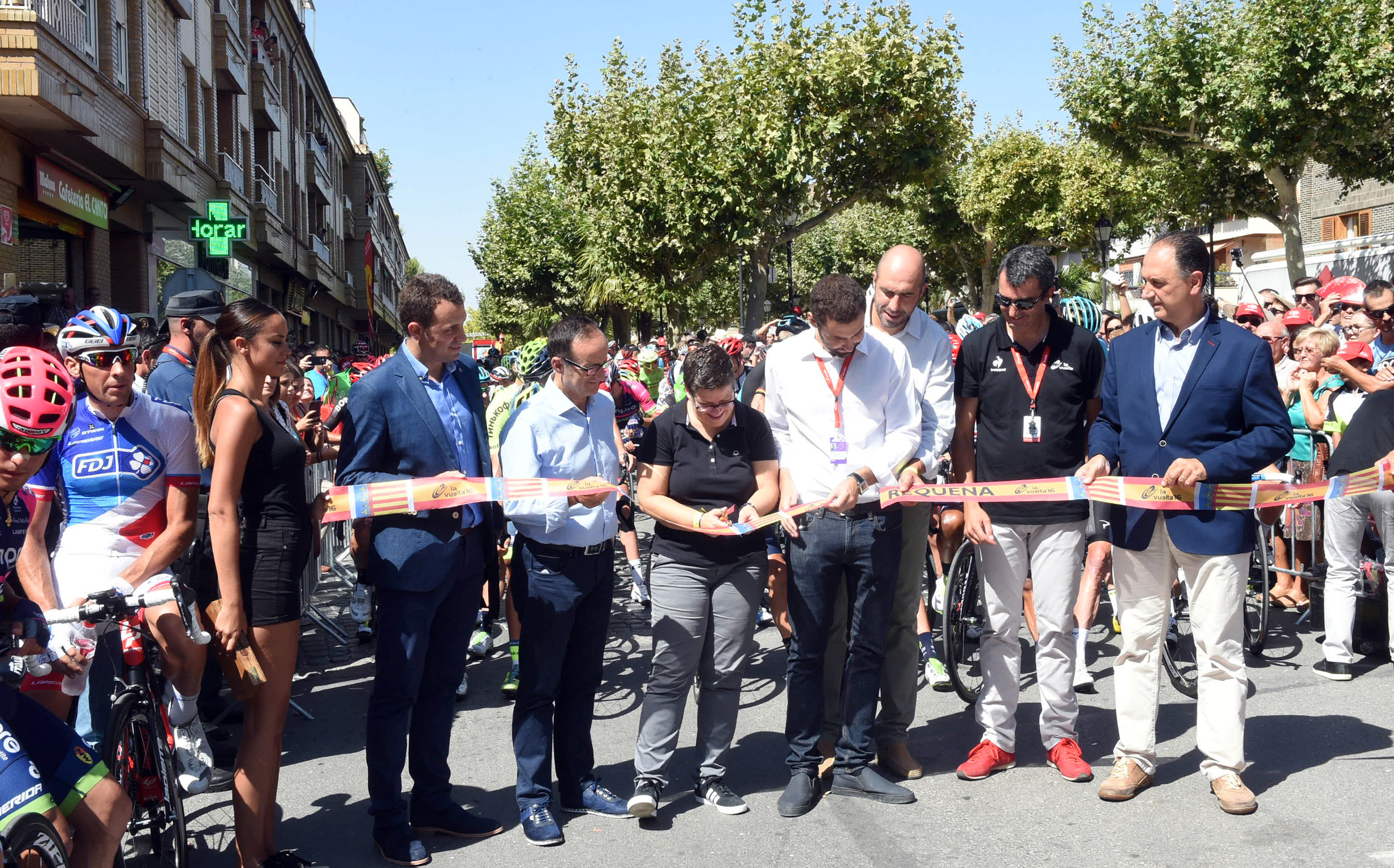 Momento de la salida de la Vuelta Ciclista a España desde Requena.