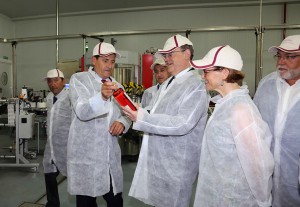 XimoPuig El Consell reconoce el esfuerzo cotidiano de Anecoop para situar a la industria agroalimentaria valenciana como la más importante de España.