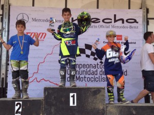 El joven piloto del Moto Club Buñol, Kiko, en lo alto del cajón.