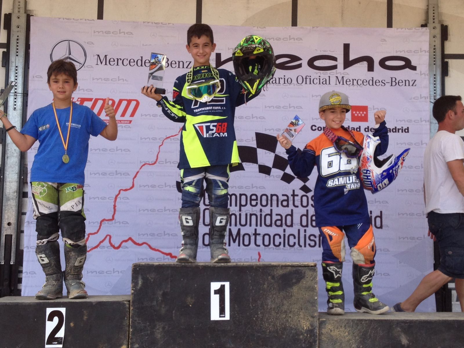 El joven piloto del Moto Club Buñol, Kiko, en lo alto del cajón.