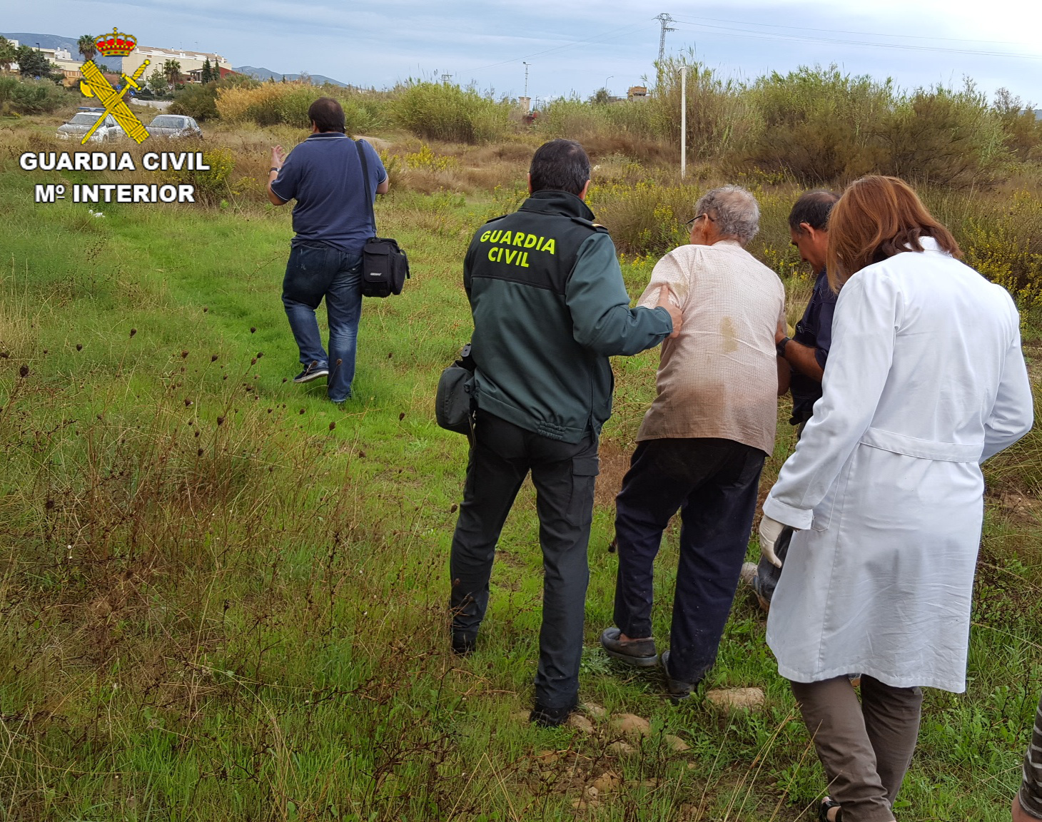 La Guardia Civil procedió a la localización y auxilio de un varón de 88 años que se desoriento tras salirse de la carretera y quedar parcialmente el vehículo en una acequia.