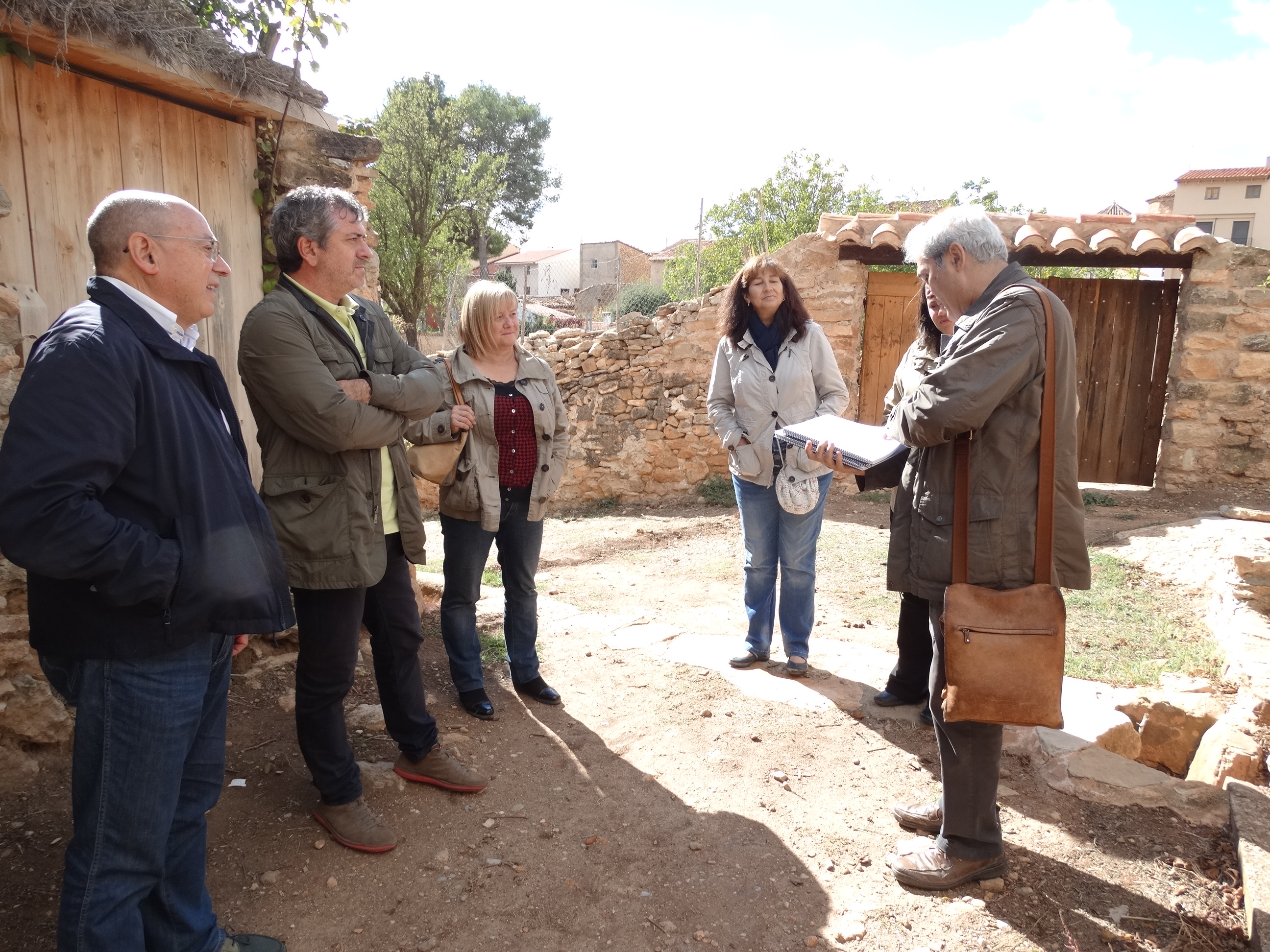 El diputado Josep Bort durante su visita a Aras de los Olmos.