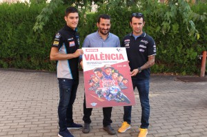 Los pilotos valencianos del Mundial, Héctor Barberá, Jorge Navarro y Arón Cane han posado junto al cartel con Marzà.