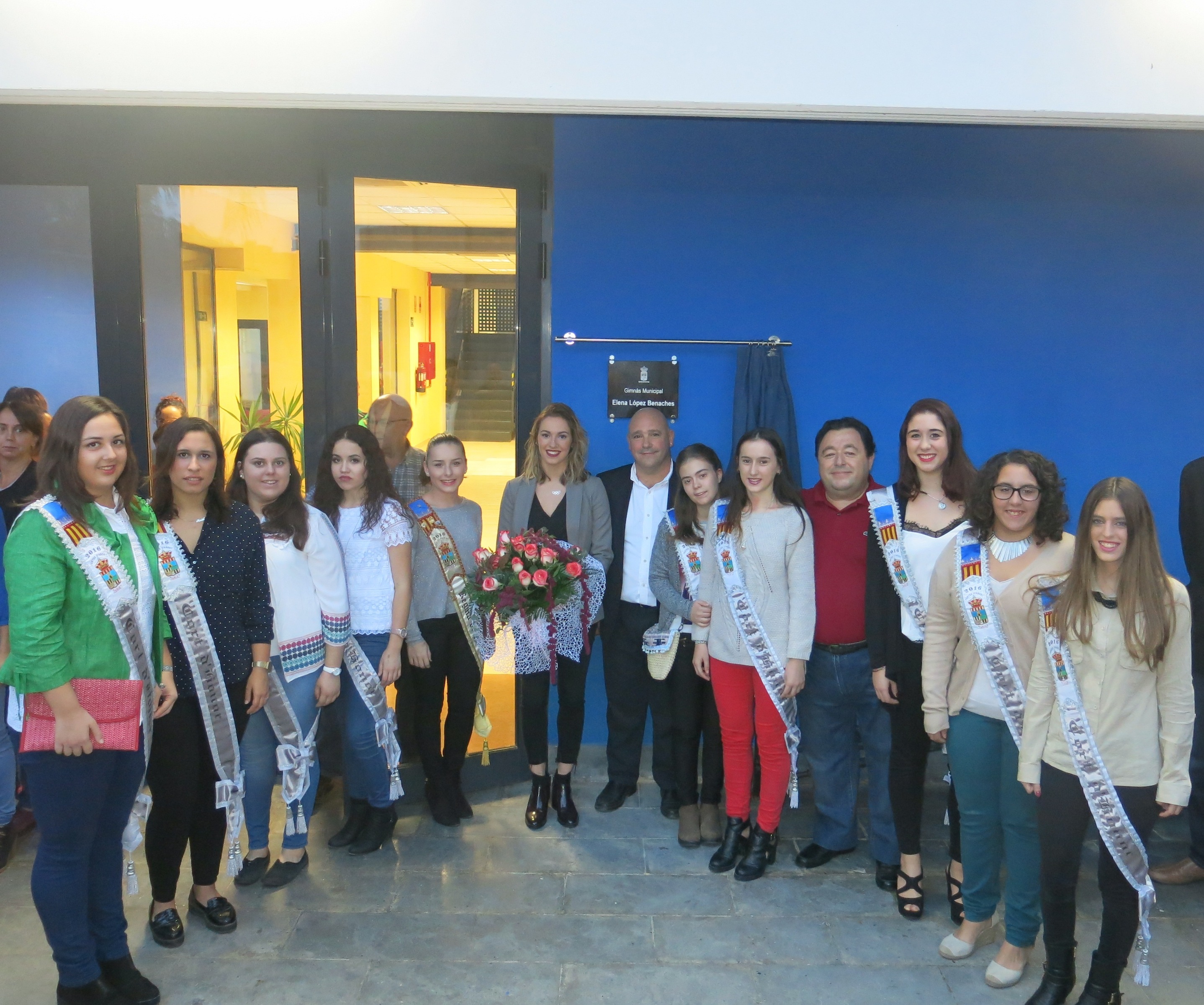 Elena López ha posado con las fallares mayores y la Reina de las Fiestas.