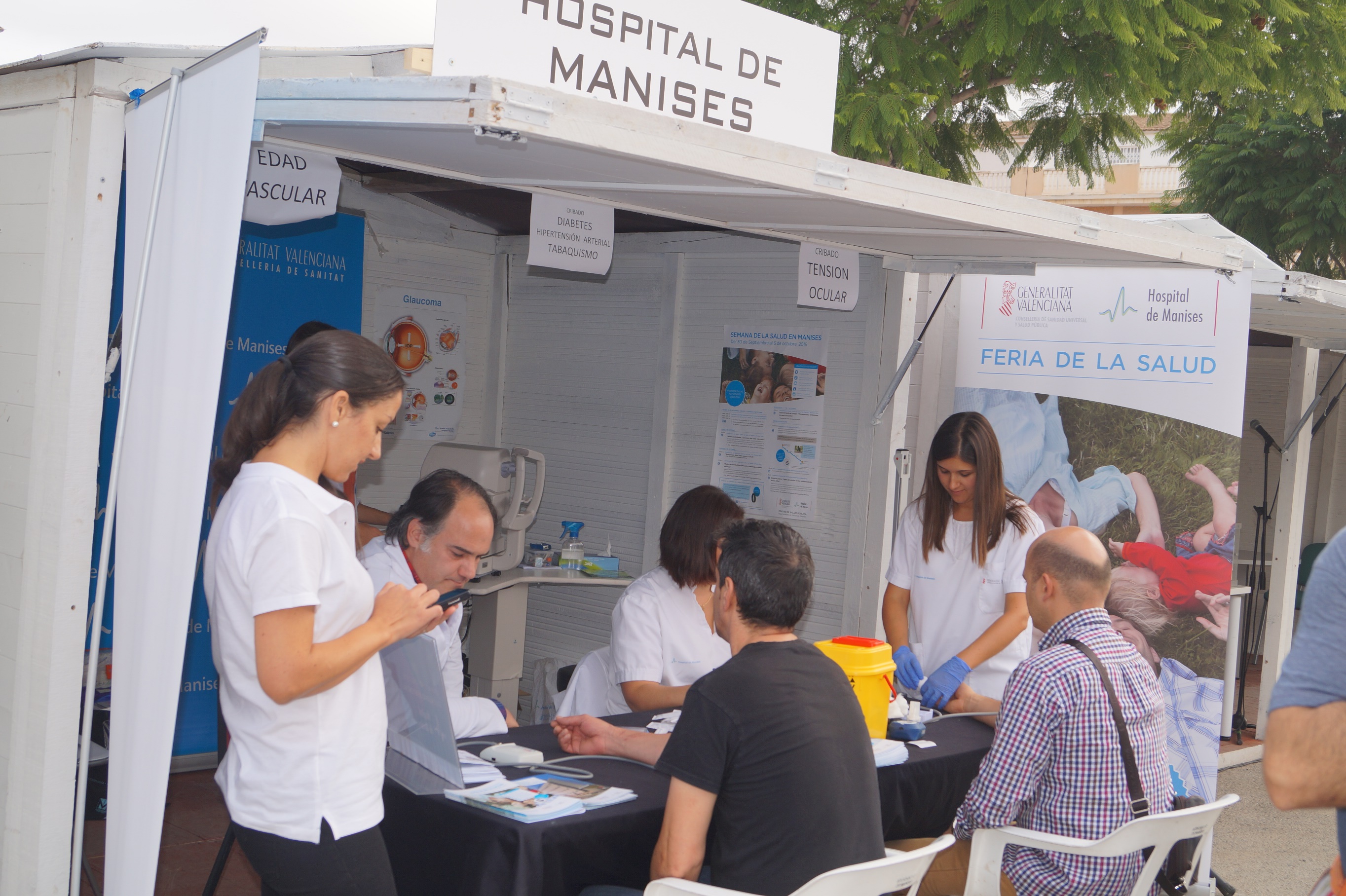 Más de 200 personas se han acercado al stand que el Hospital de Manises ubicó en la Feria del Comercio de la localidad.