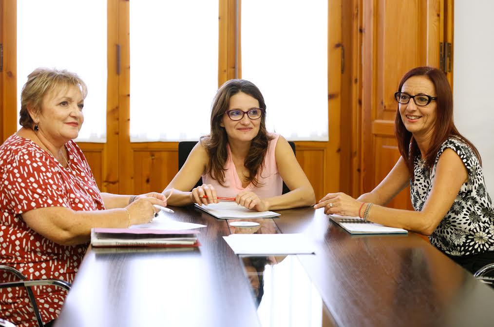 Reunión entre Maria Josep Amigó, Mercedes Berenguer y Mónica Oltra.