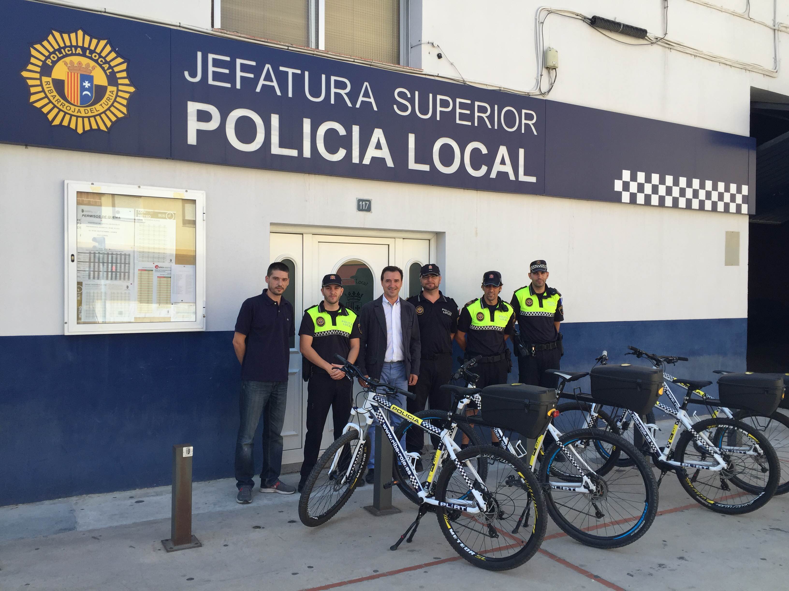 Agentes de la policía local del Ayuntamiento de Riba-roja de Túria junto al alcalde.