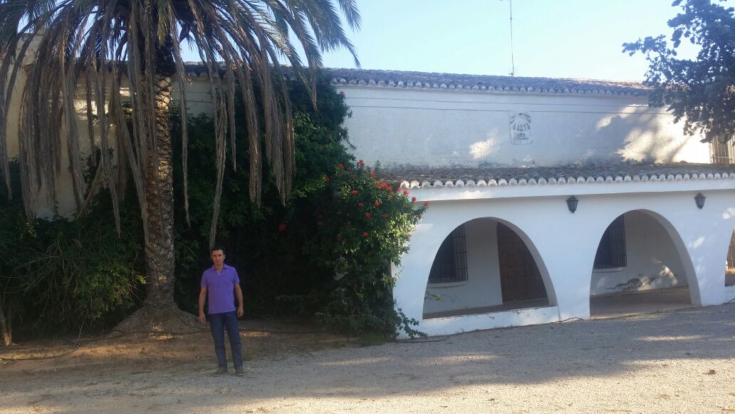 El alcalde de Riba-roja, Robert Raga, en los terrenos del PAI de Porxinos.